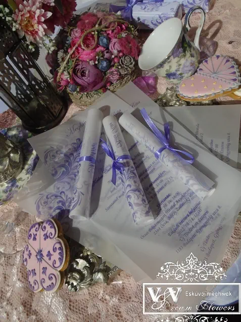 Pausz tekercs esküvői meghívó levendula lila mintával díszdobozban