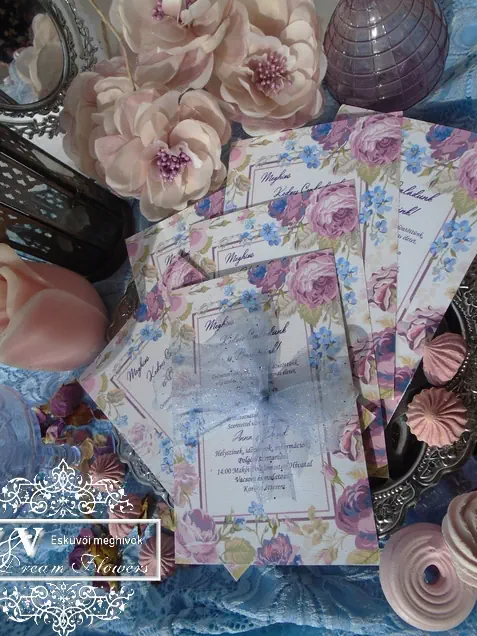 Esküvői meghívó kártya lila rózsával kék tüll masnival