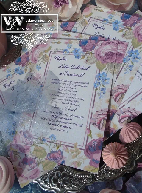 Esküvői meghívó kártya lila rózsával kék tüll masnival