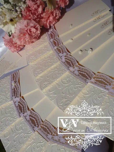Esküvői meghívó fehér csipkével ekrü dombormintás dísztokos stílusban