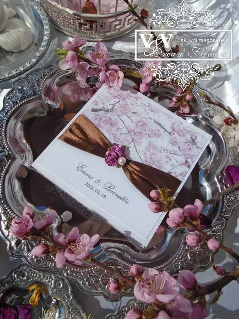 Cseresznyevirágos esküvői meghívó gyöngyös díszítéssel