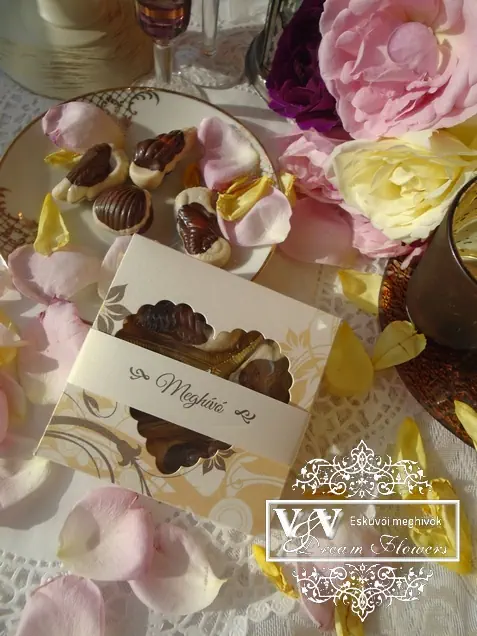 Dobozos esküvői meghívó belga csokoládé bon-bonnal
