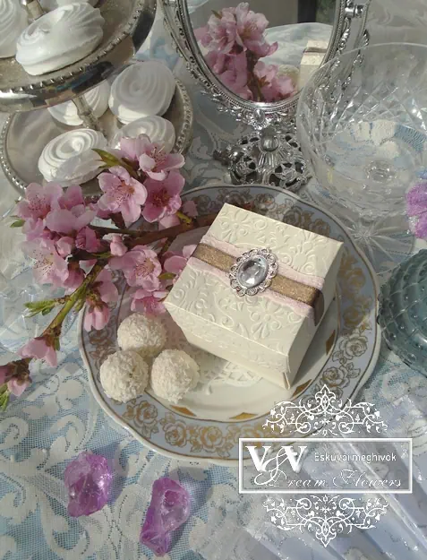 Dobozos esküvői meghívó rózsaszín csipkével és bross dísszel