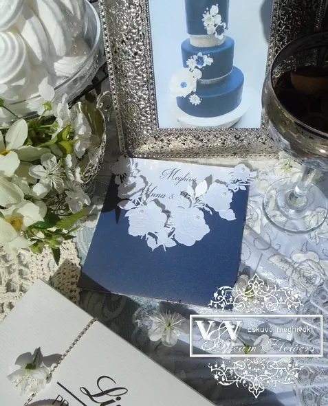 Esküvői meghívó kék-fehér színben rózsákkal