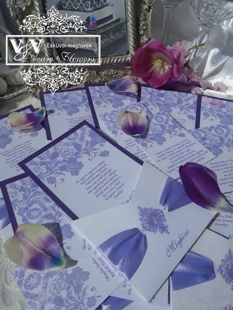 Kártyás esküvői meghívó lila színben dísztokkal