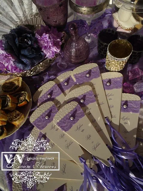 Legyező esküvői meghívó levendula lila csipkével és gyöngyökkel