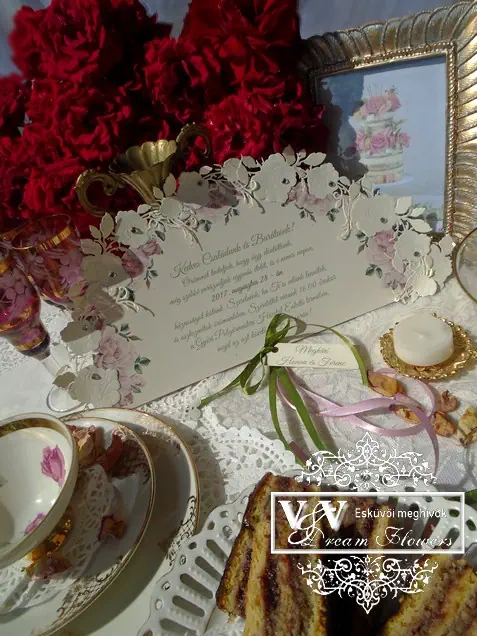 Legyező alakú esküvői meghívó strasszokkal és rózsákkal - Csipkerózsika álma
