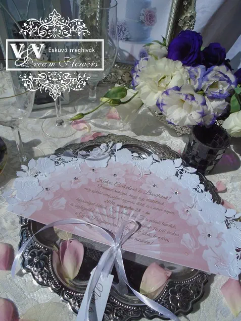 Legyező esküvői meghívó fehér rózsákkal és strasszokkal rózsaszín színben