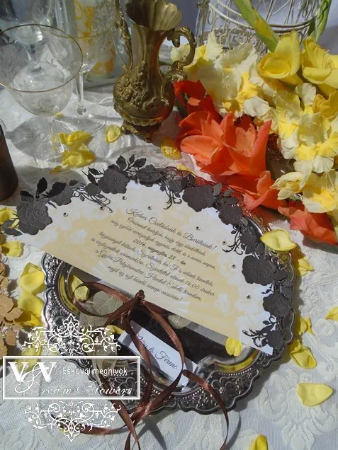 Legyező esküvői meghívó strasszokkal és barna rózsákkal