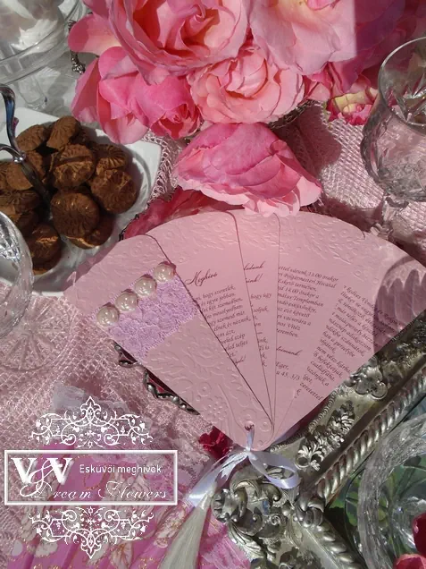 Rózsaszín esküvői meghívó legyező gyöngyökkel