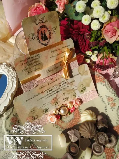 Torta alakú esküvői meghívó Bridgerton stílusú esküvőre 