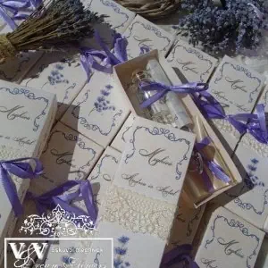 Levendulás esküvői meghívó mini palackos valódi levendulával dobozban