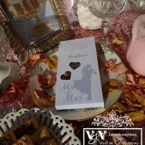 Csokoládé esküvői meghívó díszdobozban romantikus páros grafikával (ezüst)