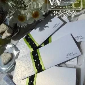 Esküvői meghívó fekete csipkével és almazöld szalaggal