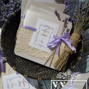 Levendulás esküvői meghívó csipkével és valódi levendulával