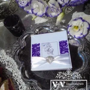 Lisianthus liila csipkés esküvői meghívó ezüst  virág dísszel