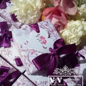 Fényképes esküvői meghívó lila kismadarakkal díszdobozzal