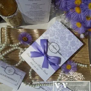 Levendula lila esküvői meghívó barokk mintával és masnival