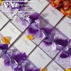 Esküvői meghívó lila tollpihével elegáns stílusban
