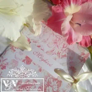 Rózsaszín esküvői meghívó hibiszkusz mintával
