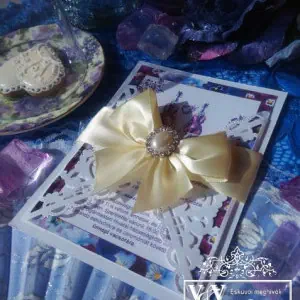 Esküvői meghívó lila árvácska mintával és strasszokkal