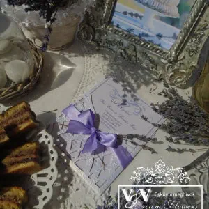 Levendulás esküvői meghívó lila masnival