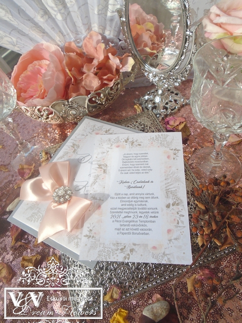 Esküvői meghívó gyöngyös bross dísszel és barack masnival