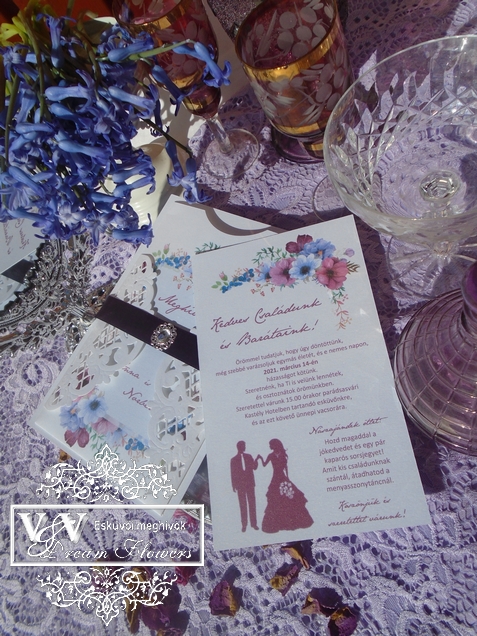 Esküvői meghívó padlizsán lila szalaggal és brossal