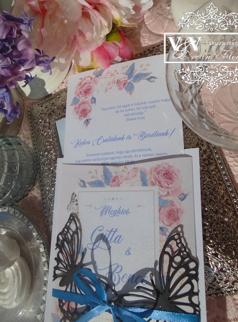 Esküvői meghívó égkék szalaggal és pillangókkal