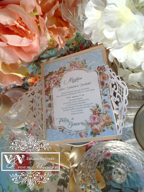 Lézervágott esküvői meghívó kék és pezsgő színben rózsákkal