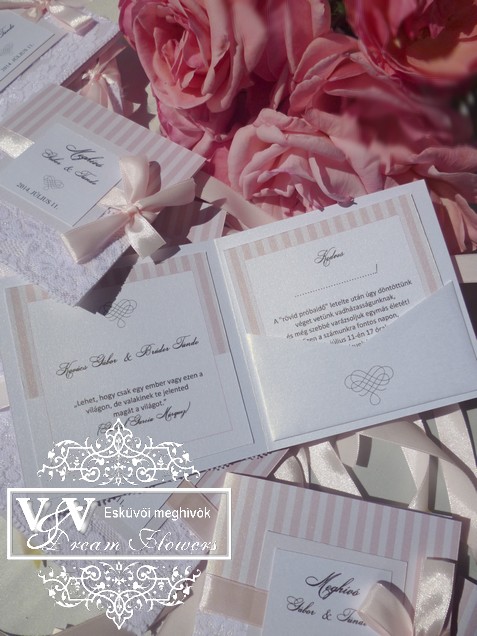 Csipkés esküvői meghívó pasztell rózsaszín csíkokkal