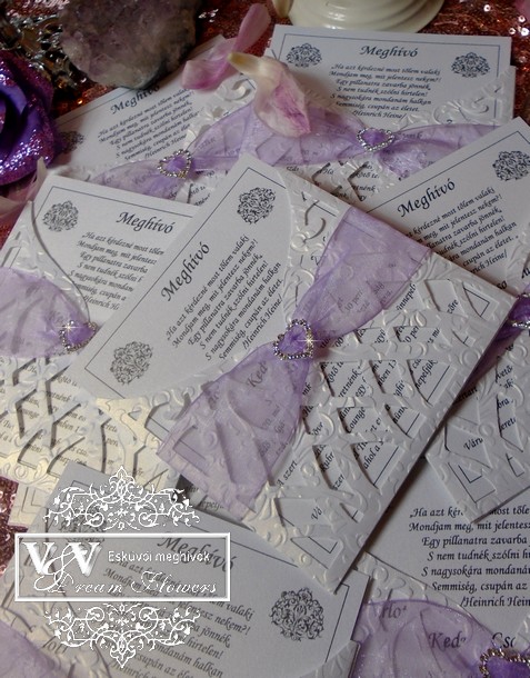 Ametiszt lila organza szalaggal díszített lézervágott esküvői meghívó
