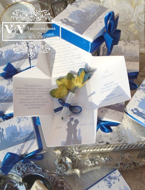 Dobozos esküvői meghívó kastéllyal és kék rózsával
