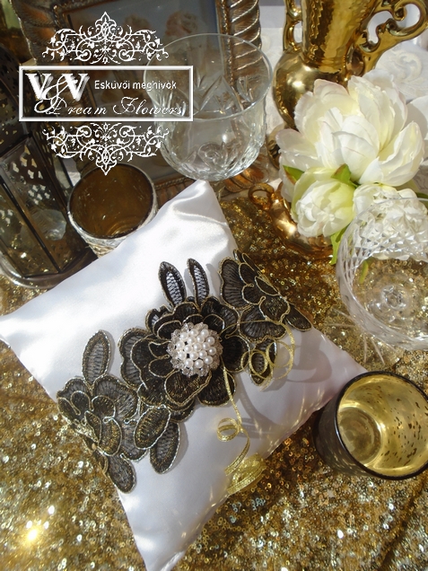 Esküvői gyűrűpárna arany-csokibanra rózsával és brossal