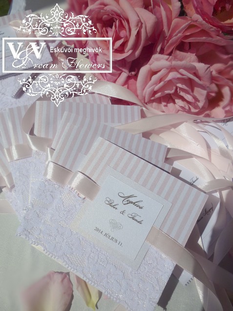Csipkés esküvői meghívó pasztell rózsaszín csíkokkal