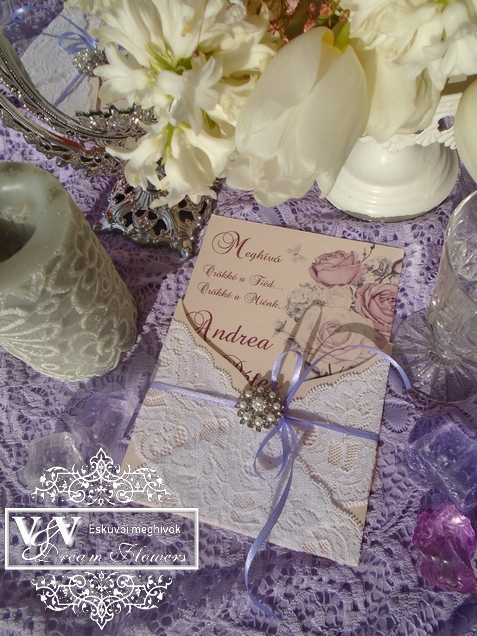 Esküvői meghívó lila rózsákkal - Luxus esküvői meghívó bross  dísszel