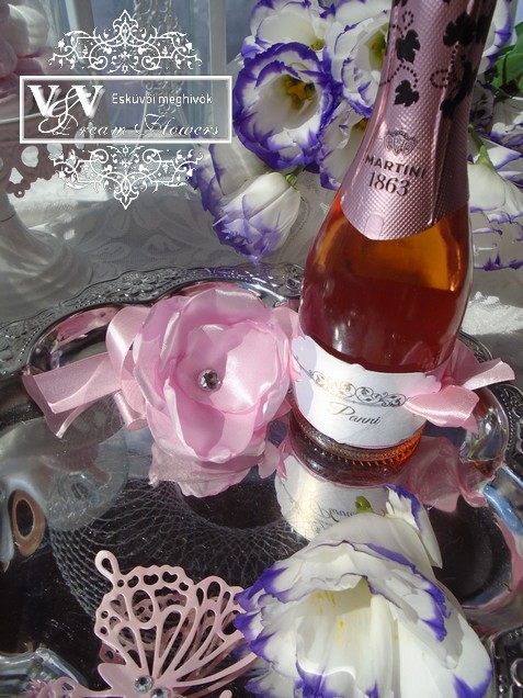 Koszorúslány felkérő pezsgővel és virággal díszdobozban