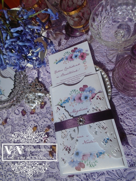 Esküvői meghívó padlizsán lila szalaggal és brossal