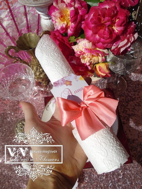 Esküvői menükártya rózsákkal és korall szalaggal