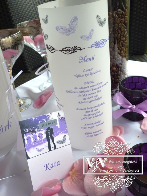 Lila pillangós esküvői menükártya és romantikus hangulatú ültetőkártya