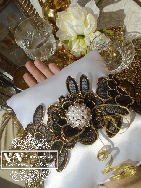 Esküvői gyűrűpárna arany-csokibanra rózsával és brossal