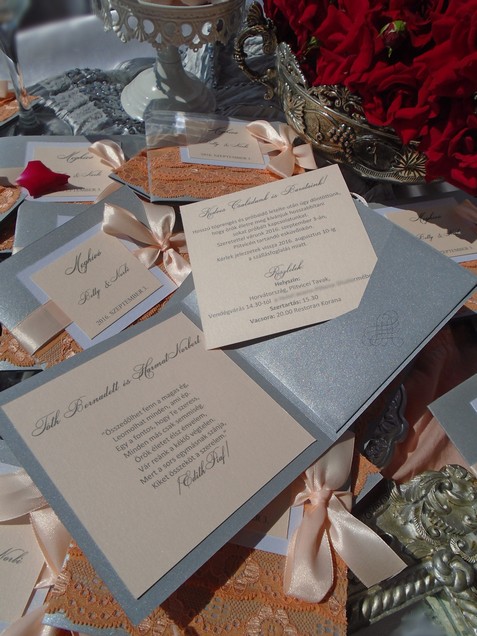 Csipkés esküvői meghívók sötét barack és ezüst színben