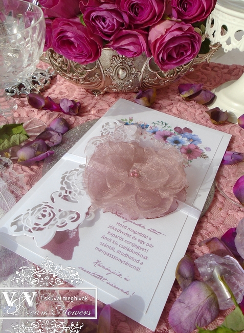 Esküvői meghívó gyöngyös  organza virággal
