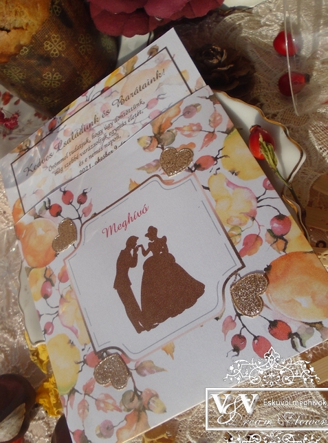 Esküvői meghívó csipkebogyó mintával és csillogó szivecskékkel