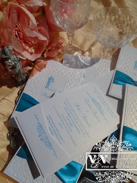 Türkiz esküvői meghívó csillogó strasszos szivecskével