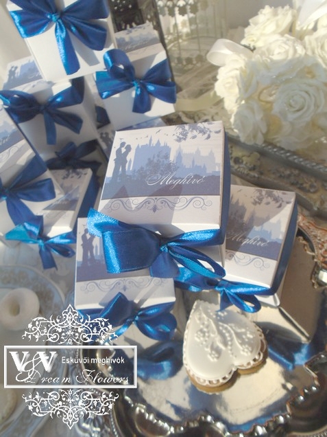 Dobozos esküvői kék meghívó kastéllyal és rózsával